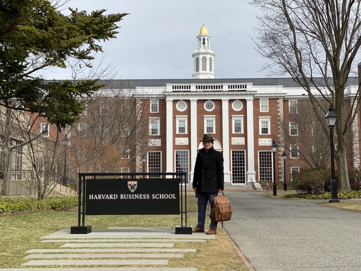 Profesor Olmo Torres en la Escuela de Negocios de Harvard