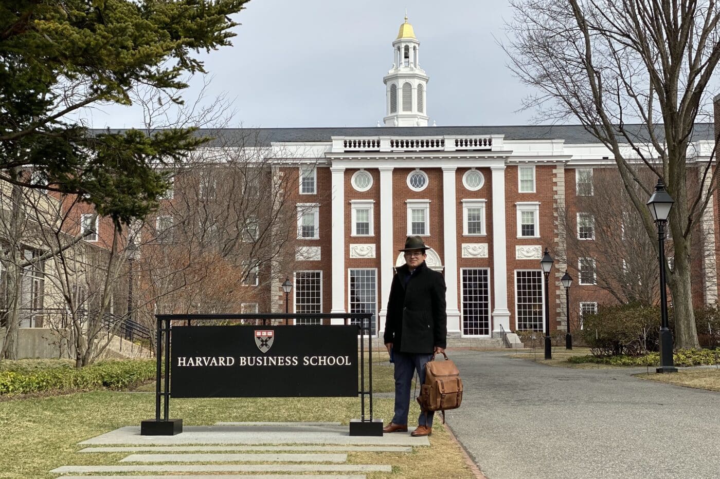 Profesor Olmo Torres en la Escuela de Negocios de Harvard