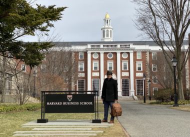 Profesor Olmo Torres en la Escuela de Negocios de Harvard