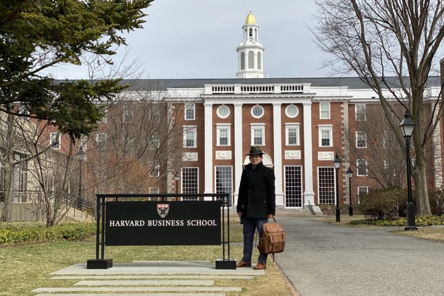 Profesor Olmo Torres en la Escuela de Negocios de Harvard